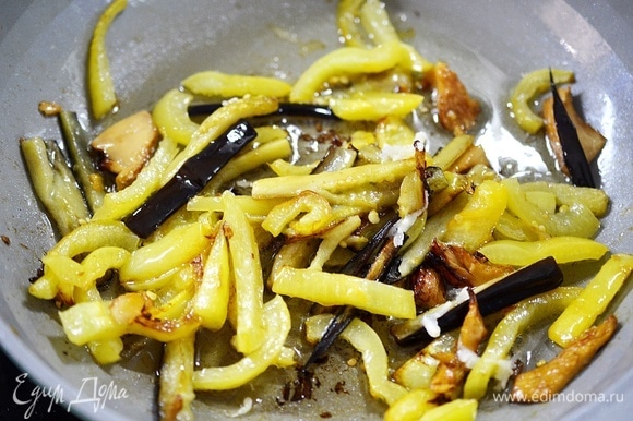 В сковороде разогрейте растительное масло, добавьте овощи и обжарьте их до румяности.