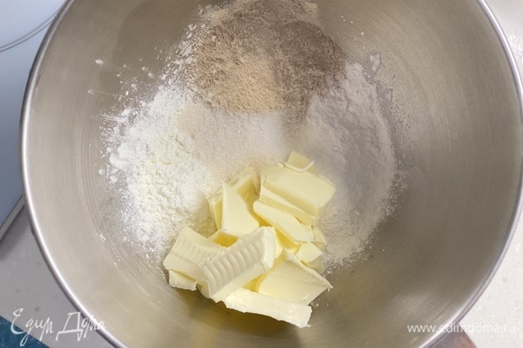 Для теста смешать рисовую, гречневую муку и крахмал, соль и сахар. Добавить сливочное масло, растереть в крошку.