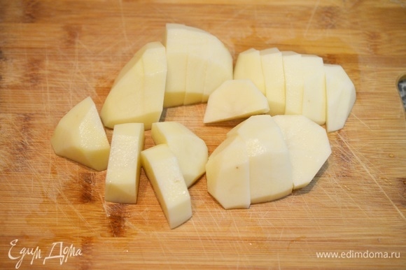 Картофель очистите, нарежьте кружками или полукружками.