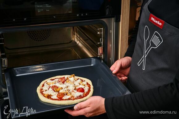 Запекайте в комби-пароварке Miele, выбрав автоматическую программу «Пицца». Программа сама установит таймер на время. В обычной духовке запекайте пиццу при 180°С около 30 минут.