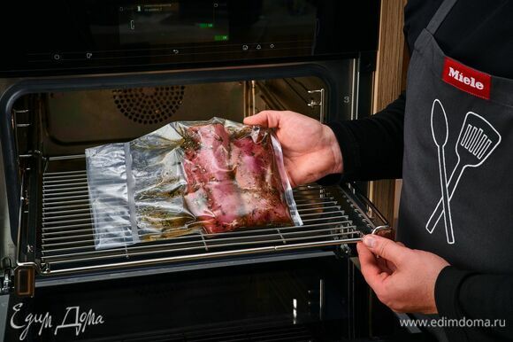 В комби-пароварке Miele установите режим «Су-вид», поместите завакуумированное мясо и готовьте около 90 минут при 70°C (зависит от размера куска мяса).