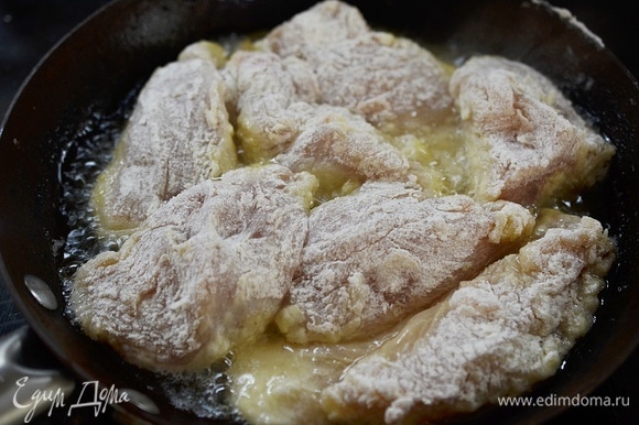 В сковороде разогрейте растительное масло, выкладывайте кусочки курицы и обжаривайте на достаточно сильном огне до готовности, около 10–15 минут.