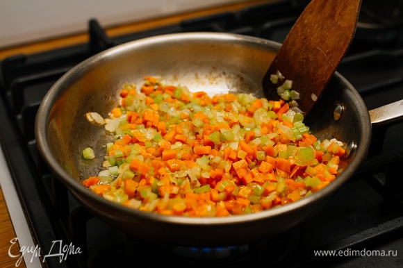 Добавить морковь и сельдерей, жарить еще 3–5 минут.