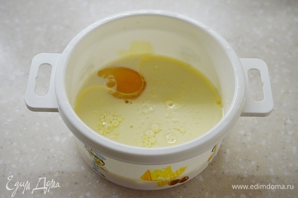 Взбейте венчиком молоко с яйцом и растительным маслом.