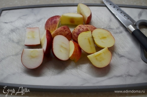 Яблоки вымойте, удалите семенную коробочку, нарежьте на средние дольки.