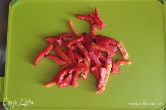 Красный болгарский перец — соломкой.