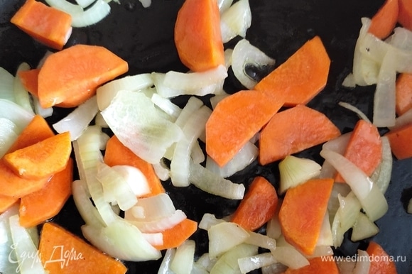 Обжарить лук и морковь. Добавить печень и все вместе готовить 7–8 минут.