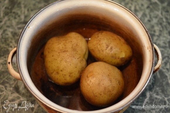 Картофель отварите в мундире, готовьте 20 минут после закипания.