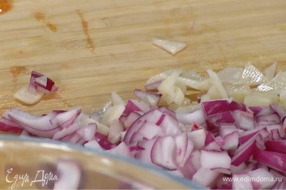 Приготовить начинку: оставшуюся половинку красной луковицы и зубчик чеснока почистить и мелко порезать.