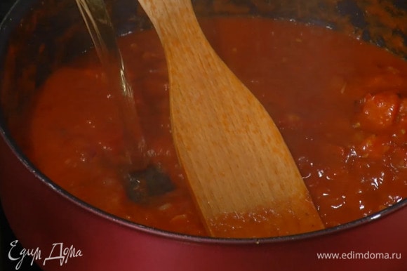В уваренный соус влить горячий бульон и прогреть все еще немного.