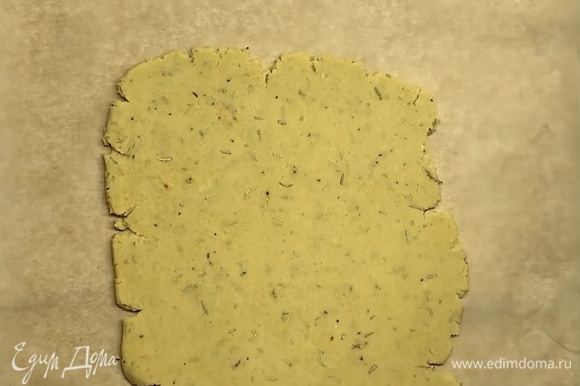 Выкладываем на пергамент и раскатываем тесто толщиной 2–3 мм.
