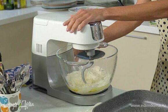 В чашу кухонного комбайна всыпать муку, влить дрожжи, добавить щепотку соли, 1 ст. ложку оливкового масла и вымешивать насадкой-крюком на высокой скорости несколько минут, затем понизить скорость и вымешивать еще 3–4 минуты. Сформировать из теста шар, вернуть его в чашу, накрыть горячим полотенцем и оставить в теплом месте на 30 минут, чтобы тесто подошло.