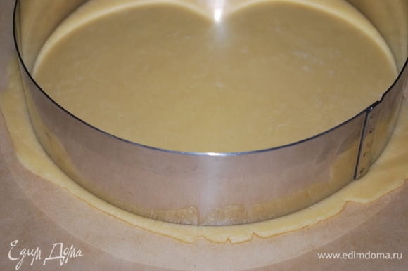 Охлажденное тесто разделите на равные части. Раскатайте тесто на пергаменте в размер вашего торта и наколите его вилкой, чтобы оно не пузырилось. Выпекайте в духовке до светло-золотистого цвета примерно 3–4 минуты при температуре 180°C.