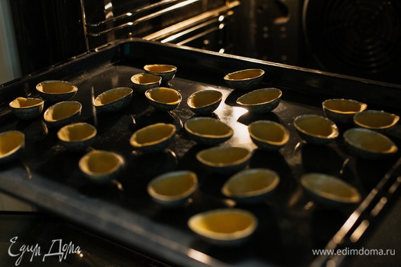 Выпекать «орешки» в духовке при 180°C около 10 минут. Тесто с краев должно зарумяниться.