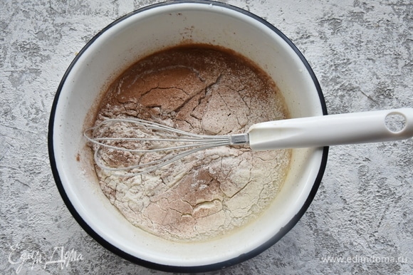 Соединить сухие компоненты (муку, соду, соль, какао-порошок) и просеять через сито. Добавить к жидким составляющим. Перемешать. Должно получиться довольно густое тесто.