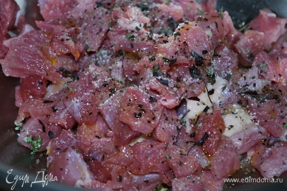 Мясо индейки нарежьте мелкими кусочками, поперчите и посолите по вкусу. Добавьте щепотку сушеного базилика и оливковое масло, все хорошо перемешайте.