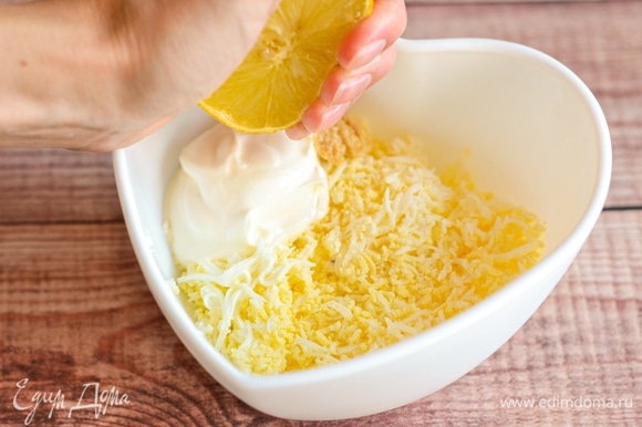 Яйца отварить и натереть на мелкой терке. Добавить сметану, тахини, лимонный сок.