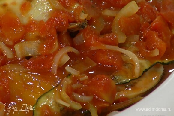 Мидии выложить в жаропрочную форму, сверху разложить запеченный сладкий перец, каперсы, полоски цукини, полить все томатным соусом и запекать в разогретой духовке 20 минут.