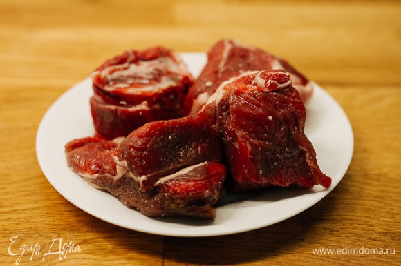 Мясо разделить на крупные куски, посолить и поперчить с двух сторон.
