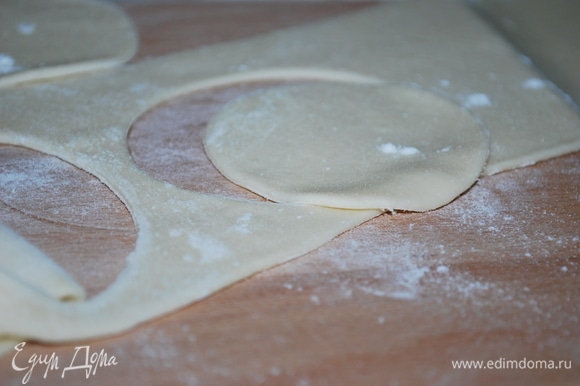 На посыпанной мукой рабочей поверхности раскатайте тесто в пласт толщиной 2 мм, круглой вырубкой для теста сделайте заготовки.