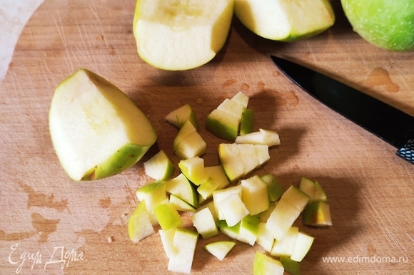 Яблоко очистить и нарезать мелким кубиком.
