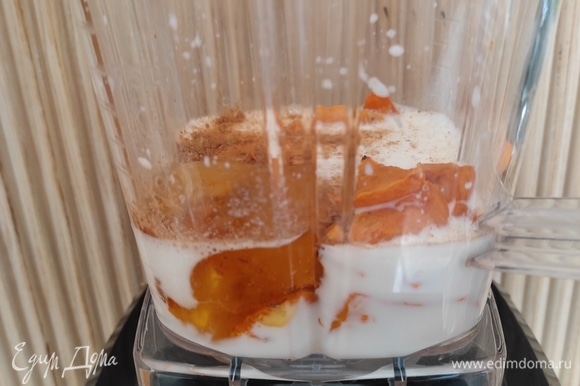 Кладем в блендер тыкву, заливаем горячим молоком, добавляем мед и специи ( (их количество можно изменить по своему вкусу). Взбиваем до однородности. Если у вас блендер недостаточно мощный или погружной и тыква не перемалывается до однородности, процедите коктейль перед подачей через сито.