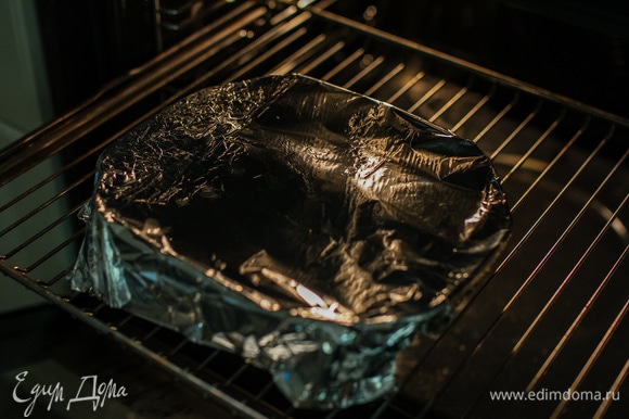 Накрыть форму фольгой и запекать при 200°C 25 минут. Затем фольгу снять и готовить еще 15–20 минут.