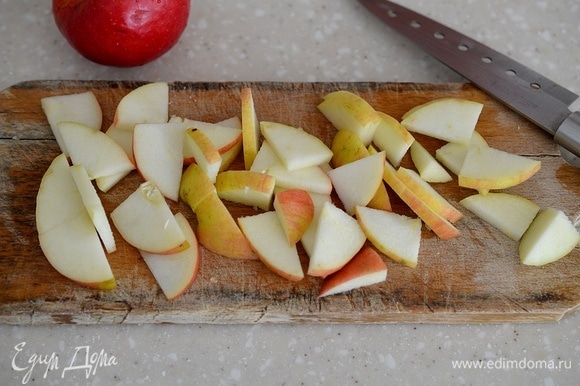 Яблоки нарежьте тонкими кусочками, добавьте к желтковой смеси.