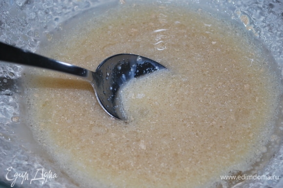 В молоко раскрошите дрожжи (можно заменить на сухие), добавьте мед, соль и растительное масло, хорошо перемешайте.
