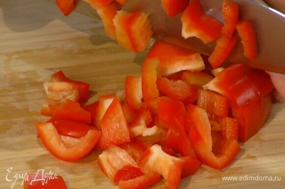 Весь сладкий перец, удалив плодоножку с семенами, нарезать небольшими кубиками.