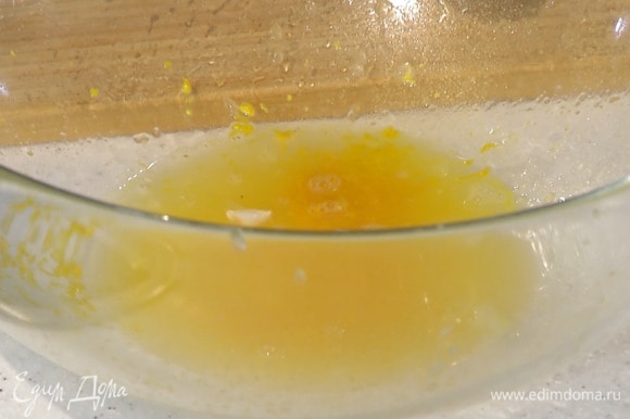 Цедру апельсина натереть на мелкой терке, из половинки апельсина выжать 50 мл сока.
