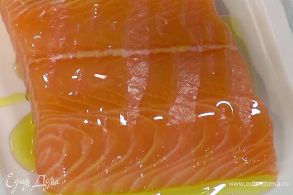 Рыбу слегка сбрызнуть со всех сторон оливковым маслом Extra Virgin, затем обмакнуть во взбитый белок.