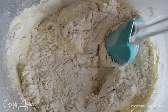 Муку просеиваем с разрыхлителем, солью и ванилином. Добавляем в тесто.