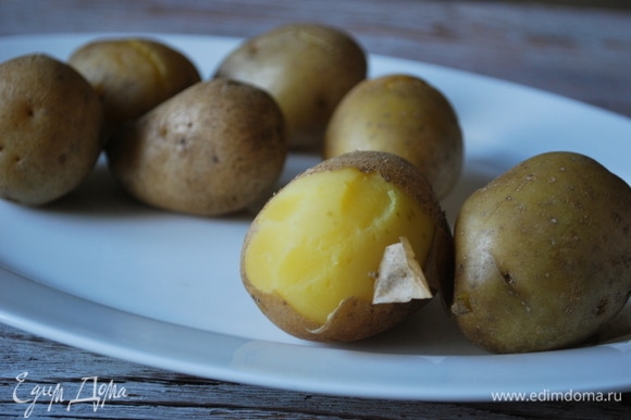 С картофеля снимите кожуру и разомните в пюре с помощью толкушки.