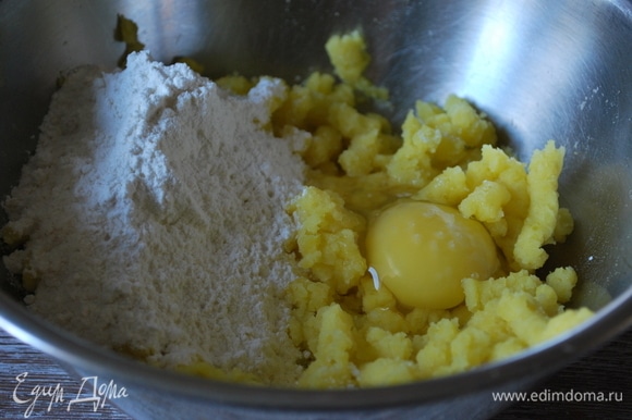 В картофельное пюре добавьте муку и куриное яйцо, посолите по вкусу. Вымесите однородное тесто. Если тесто покажется влажным, добавьте еще муки.