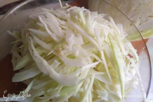 Нашинкованную капусту добавить в бульон с картошкой. Варить 10 минут.