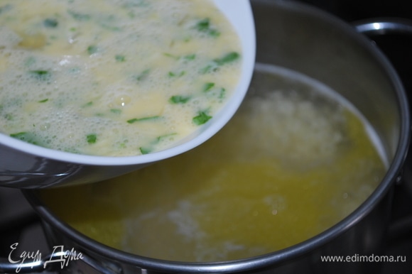 Добавьте взбитые яйца с сыром и зеленью в горячий бульон с макаронами, перемешайте.