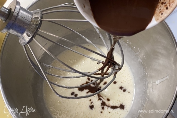 Какао залить горячим молоком, хорошо перемешать. Охладить и добавить к яичной массе.