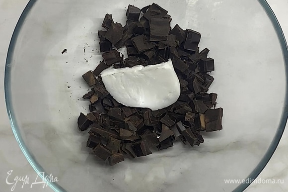 Шоколад нарезаем на мелкие кусочки, добавляем кокосовое масло.