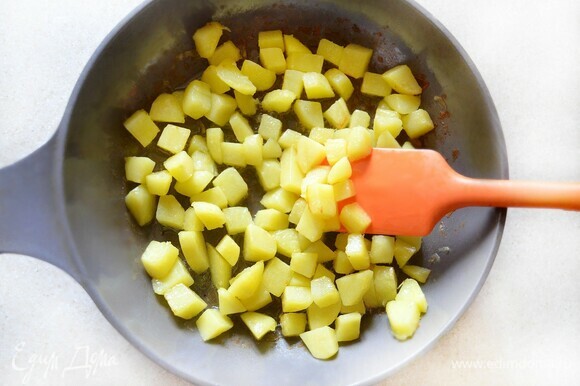 Картофель нарежьте небольшими кубиками и обжарьте отдельно на растительном масле. Соедините картофель с грибами и пробейте блендером.