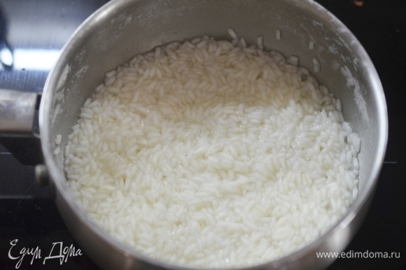 Варите до полного испарения воды. Я рекомендую варить рисовую кашу в 2 захода: сначала на воде до полуготовности, а потом уже на молоке.