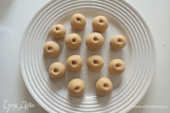 Сформировать небольшие круглые конфетки. В центре сделать небольшое углубление и поставить в холодильник на 20–30 минут.
