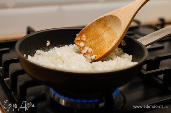 Налить в сковороду растительное масло, разогреть и обжарить лук до золотистого цвета.