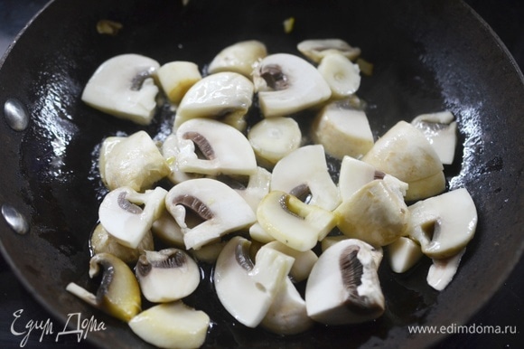 В сковороде разогрейте растительное масло, добавьте грибы.