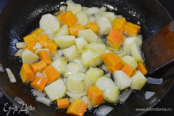 Быстро обжарьте овощи на сковороде с добавлением масла.