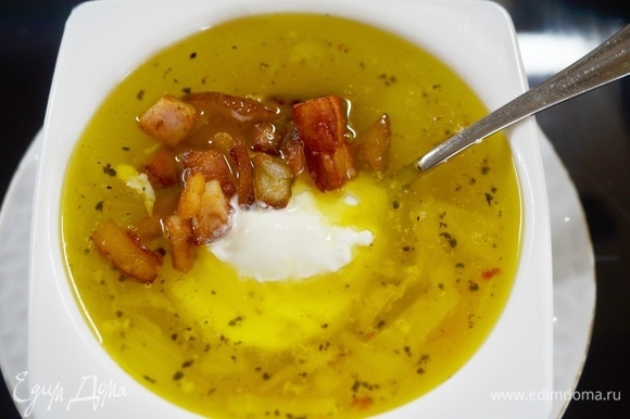 В каждую тарелку с супом положите немного жареной грудинки и ложку сметаны. Можно добавить зелень.
