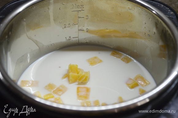 Поставьте чашу в мультиварку. Готовьте в режиме «Молочная каша», обычно время приготовления составляет 10–15 минут.