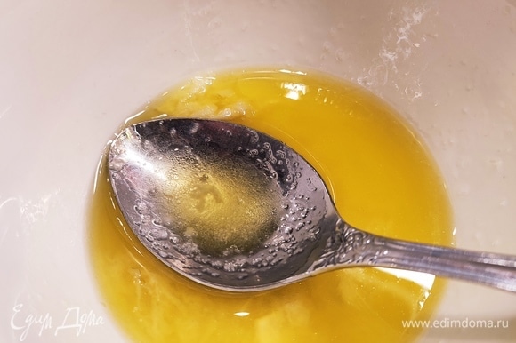 Для заправки чеснок натереть на мелкой терке. Смешать чеснок, оливковое масло и уксус. Перемешать до однородности. Добавить соль и сахар по вкусу.