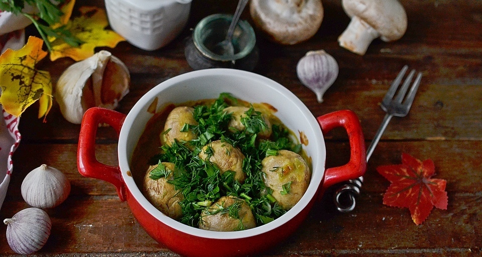 Горячие бутерброды с колбасой, грибами и сыром