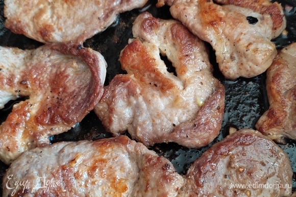 Обжарить свинину с двух сторон до румяной корочки, накрыть крышкой и томить до готовности.